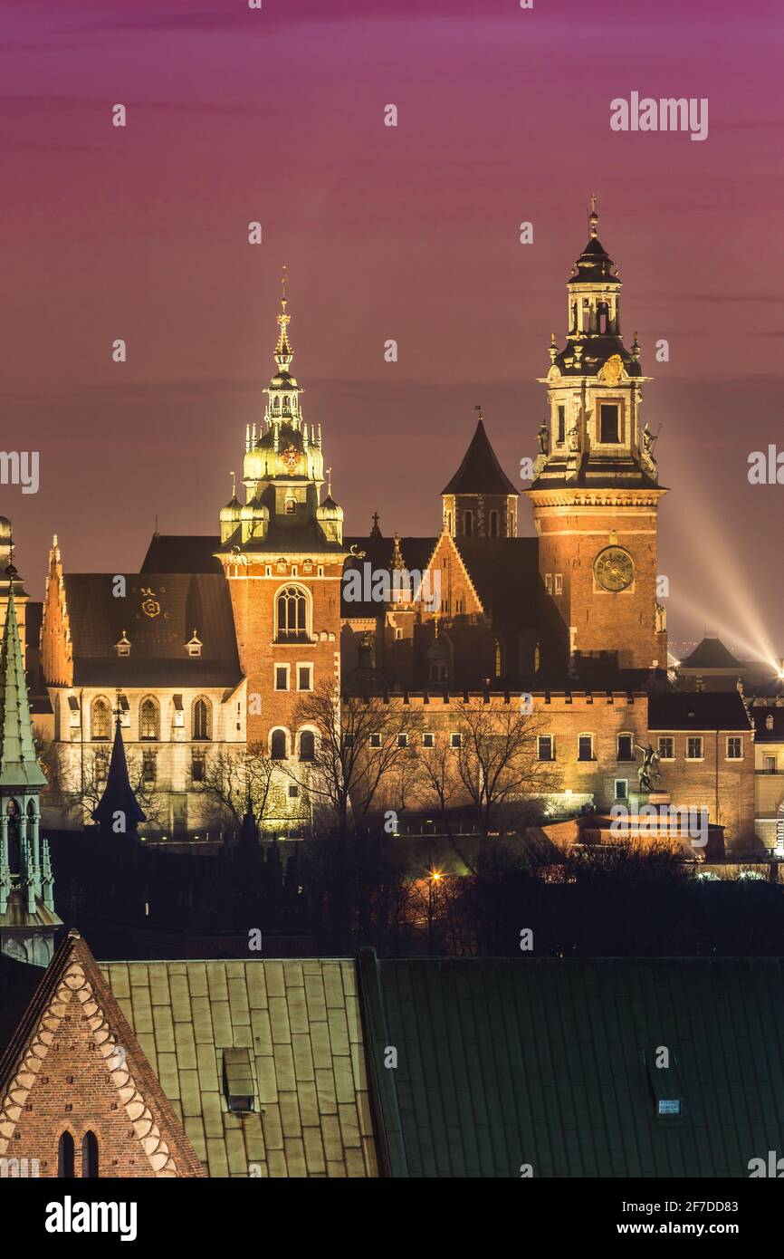Vieille ville de Cracovie la nuit. Château de Wawel et Wistula. Cracovie Pologne. Magnifique coucher de soleil Banque D'Images