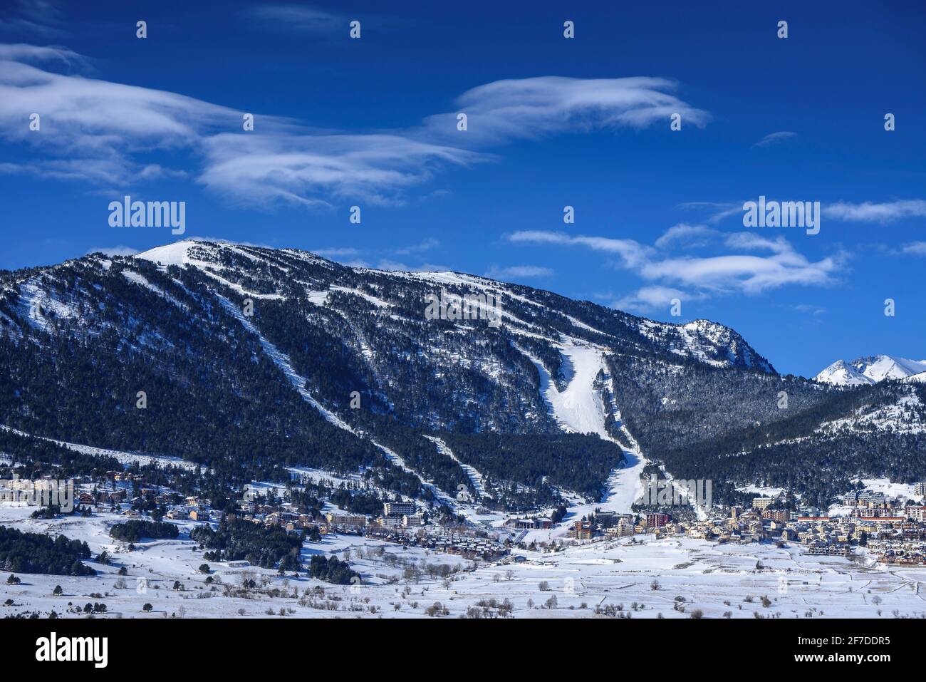 La station de ski les angles, le lac de Matemale et la région des Pyrénées Orientales enneigées en hiver (les angles, Pyrénées Orientales, France) Banque D'Images