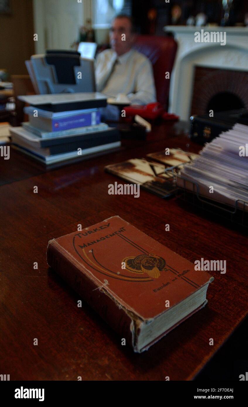 PREMIER LIVRE DE BERNARD MATTHEWS SUR LES DINDES ,NORFOLK,8/12/04 PILSTON Banque D'Images PREMIER LIVRE DE BERNARD MATTHEWS SUR LES DINDES ,NORFOLK,8/12/04 PILSTON Banque D'Images