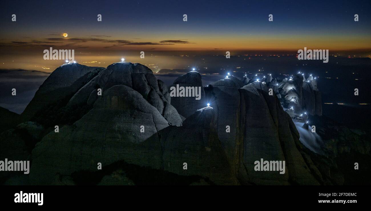 Les flèches de montagne de Montserrat illuminées pour l'événement Llum i Llibertat, la nuit de 10-01-2019 en hommage aux 131 présidents de la Generalitat Banque D'Images