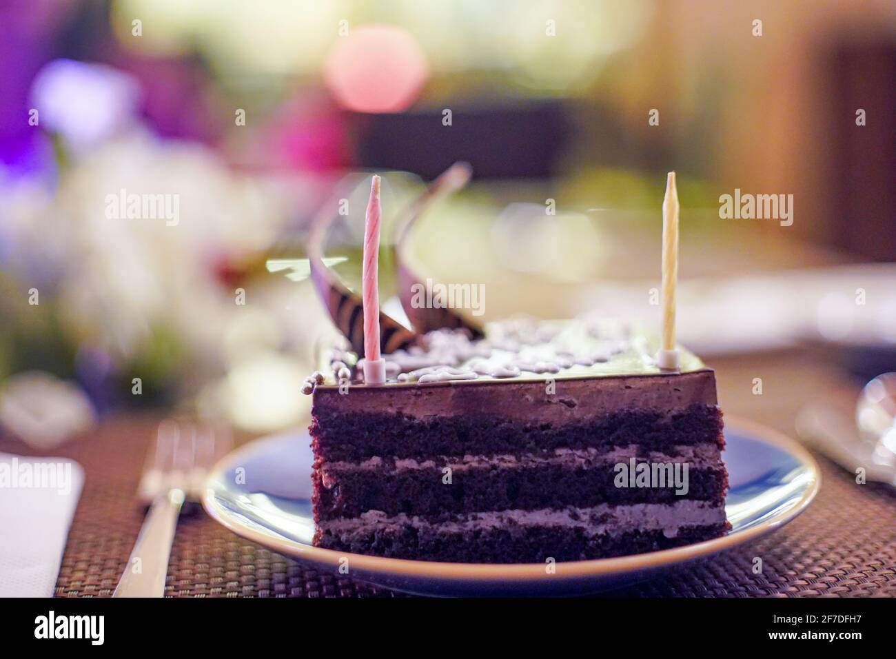 Prise De Gateau Avec Bougies Etincelantes Flammes Et Etincelles Qui Survolent Avec Un Arriere Plan De Fleurs Hors Foyer Lumieres Montrant Un Anniversaire Photo Stock Alamy