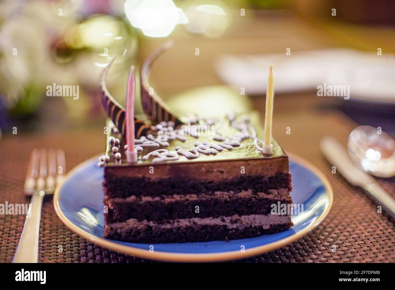 Prise De Gateau Avec Bougies Etincelantes Flammes Et Etincelles Qui Survolent Avec Un Arriere Plan De Fleurs Hors Foyer Lumieres Montrant Un Anniversaire Photo Stock Alamy Prise De Gateau Avec Bougies Etincelantes Flammes Et Etincelles Qui Survolent Avec Un Arriere Plan De Fleurs Hors Foyer Lumieres Montrant Un Anniversaire Photo Stock Alamy