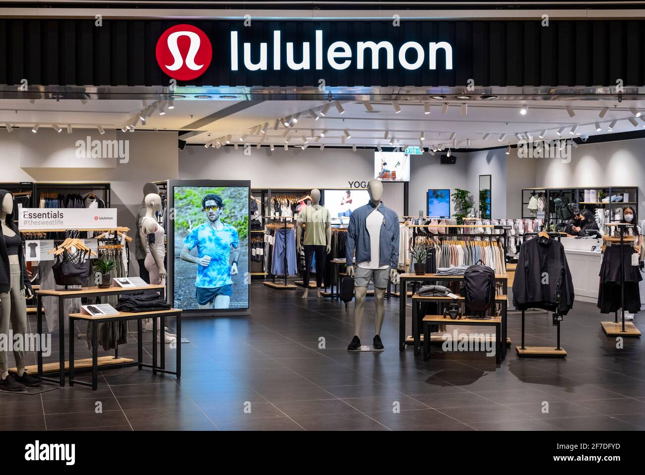 Groupe de vêtements de sport canadien, logo Lululemon et magasin vu à Hong Kong. Banque D'Images