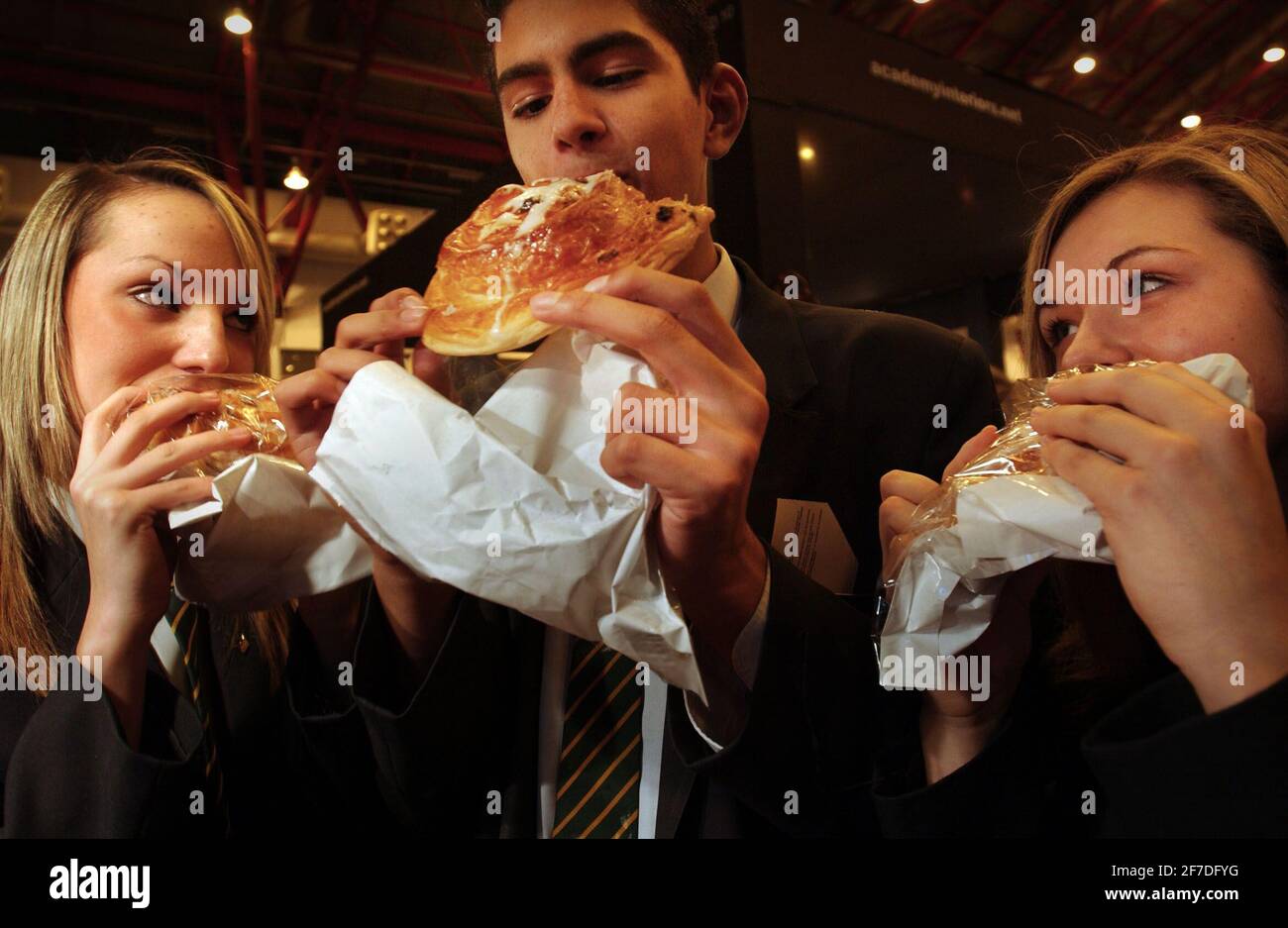 GÂTEAUX ET PÂTISSERIES AU SALON DE LA BONNE CUISINE, EARLS CT.LONDON.10/12/04 PILSTON. Banque D'Images GÂTEAUX ET PÂTISSERIES AU SALON DE LA BONNE CUISINE, EARLS CT.LONDON.10/12/04 PILSTON. Banque D'Images