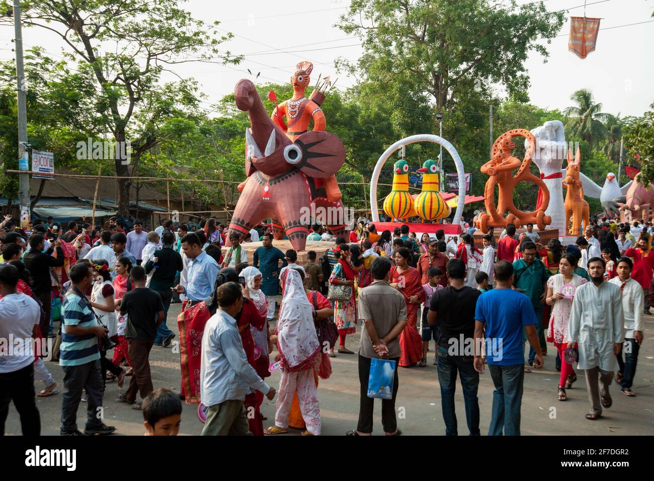 Les bangladais assistent à Mangal Shobhajatra, un rassemblement pour célébrer le nouvel an bengali ou « Pohela Baishakh ». Banque D'Images