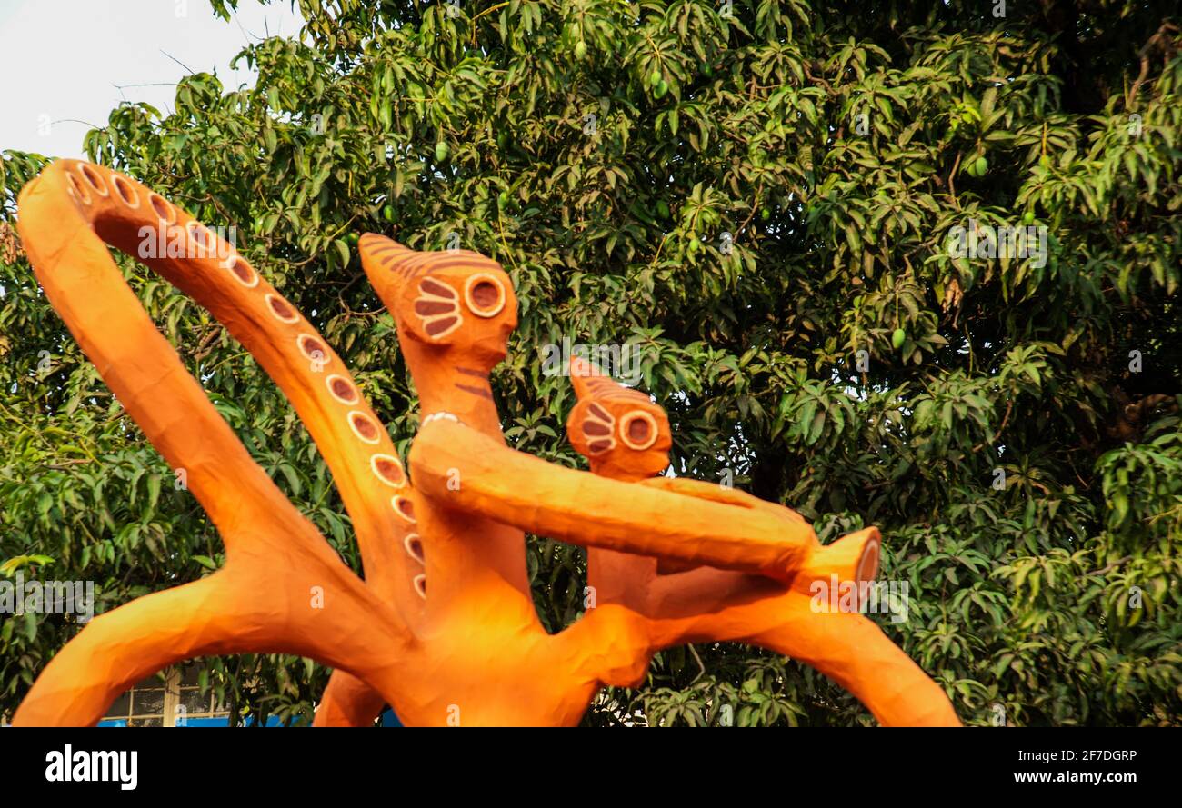 Masques fabriqués par des étudiants de l'Institut d'art T de l'Université de Dhaka pour la célébration du nouvel an de T Bengali, à Dhaka et avril 14 1er Boishakh Bengali Nouvelle année. Banque D'Images