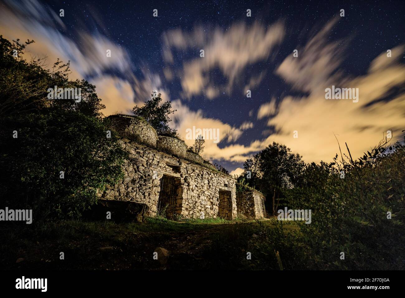 Ttines del Tosques dans la route des Ttines de la Vall del Flequer (cuves), dans la région de Bages, sur une nuit nuageux (province de Barcelone, Catalogne, Espagne) Banque D'Images