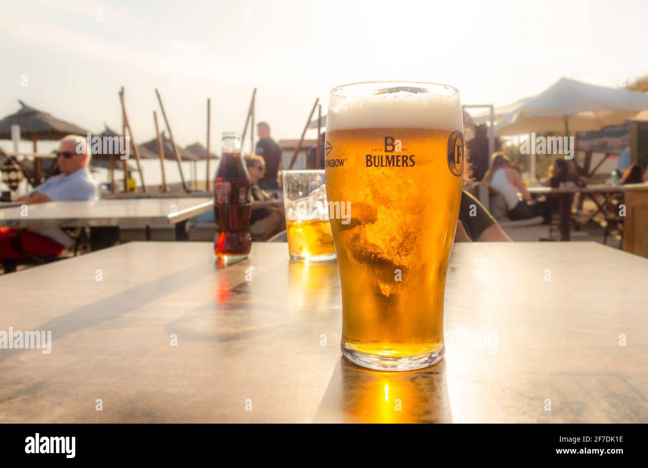 Une pinte de bière sur une table servie dans un restaurant de plage, en Espagne. Banque D'Images