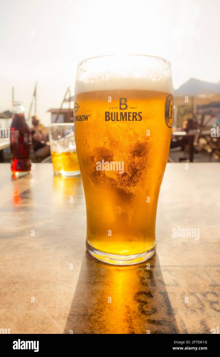 Une pinte de bière sur une table servie dans un restaurant de plage, en Espagne. Banque D'Images