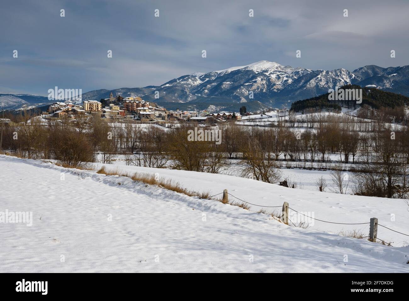 La montagne de Tosa d'Alp et le village de Bellver de Cerdanya dans un après-midi hivernal enneigé (Catalogne, Espagne, Pyrénées) ESP : la Tosa d'Alp y Bellver de Cerdanya Banque D'Images
