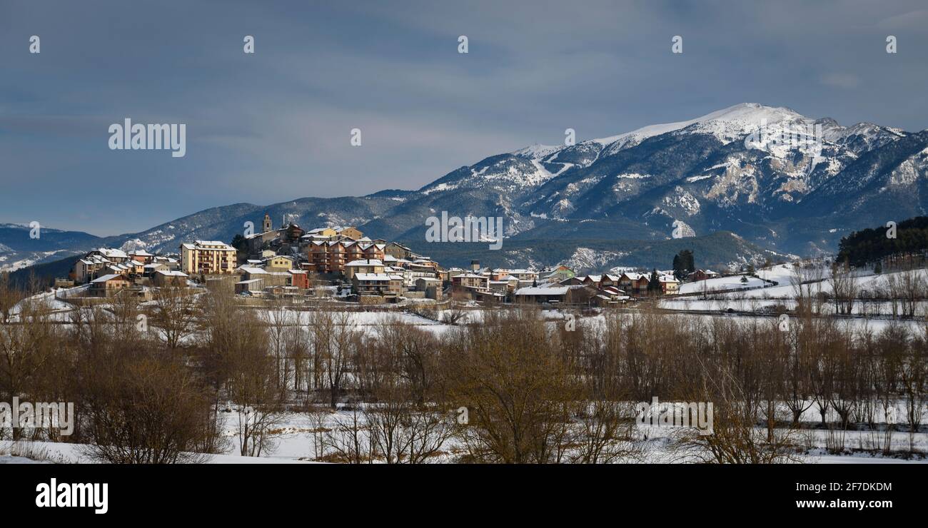 La montagne de Tosa d'Alp et le village de Bellver de Cerdanya dans un après-midi hivernal enneigé (Catalogne, Espagne, Pyrénées) ESP : la Tosa d'Alp y Bellver de Cerdanya Banque D'Images