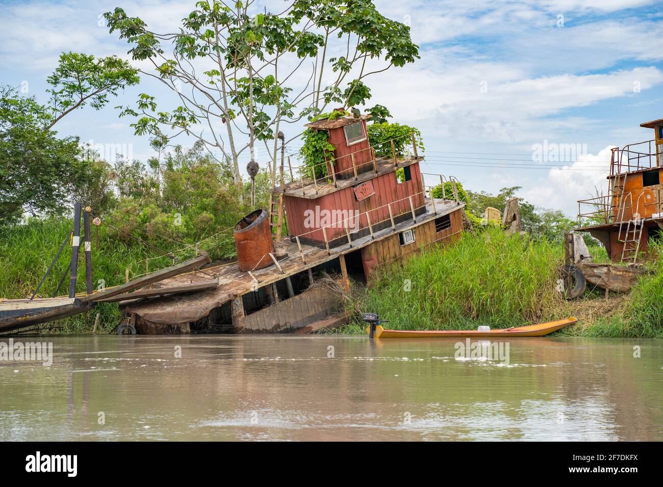 Bateau abandonné sur la rivière Metica à Puerto Lopez, Meta, Villavicencio, Colombie Banque D'Images