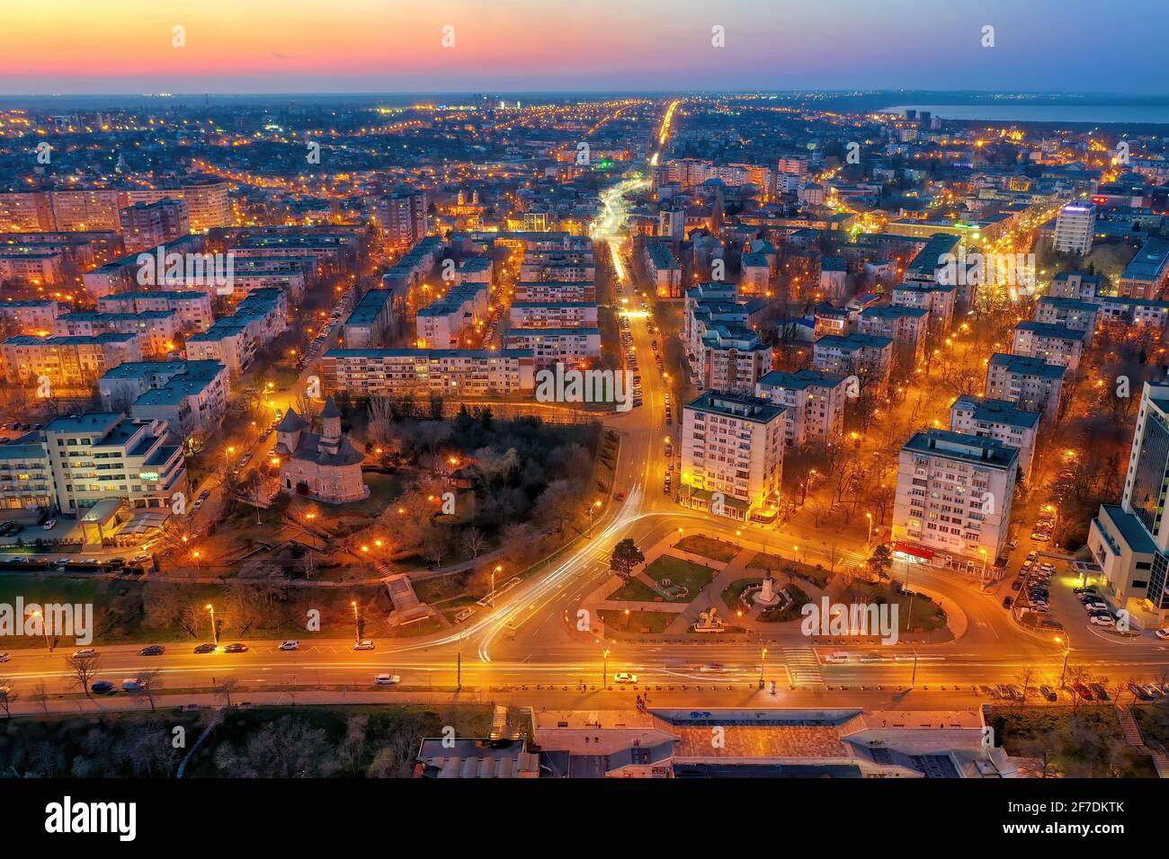 Vue aérienne de la ville de Galati, Roumanie. Danube près de la ville avec lumière chaude au coucher du soleil Banque D'Images