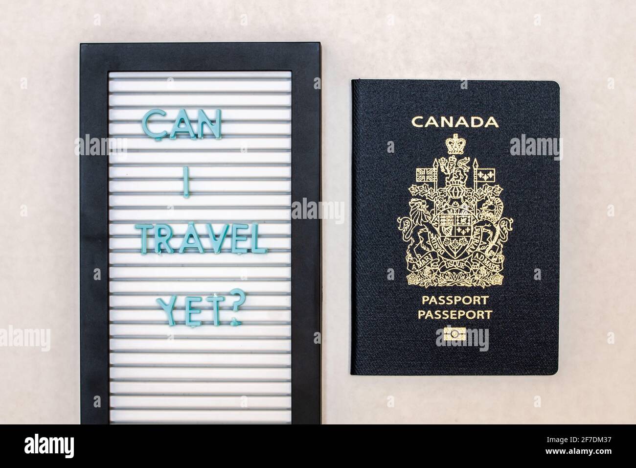 Tableau de messages, « est-ce que je voyage encore » et passeport canadien sur fond de marbre, Canada, Ontario. Banque D'Images