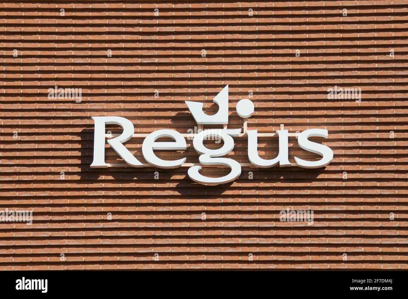 Lugano, Tessin, Suisse - 16 mars 2021 : panneau Regus blanc suspendu au bâtiment de bureaux de Lugano. Le groupe Regus est une société multinationale Banque D'Images