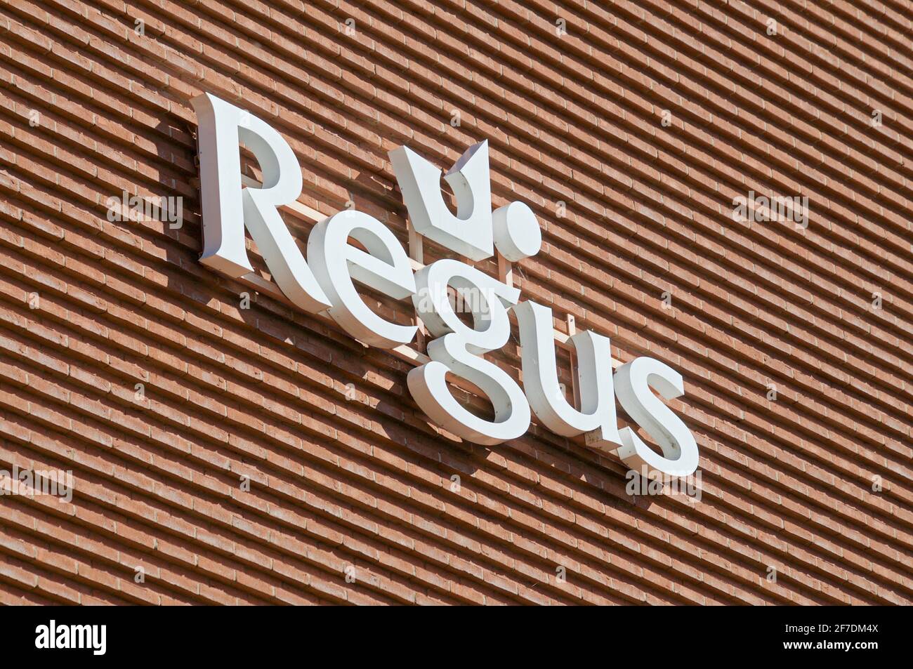Lugano, Tessin, Suisse - 16 mars 2021 : panneau Regus blanc suspendu au bâtiment de bureaux de Lugano. Le groupe Regus est une société multinationale Banque D'Images