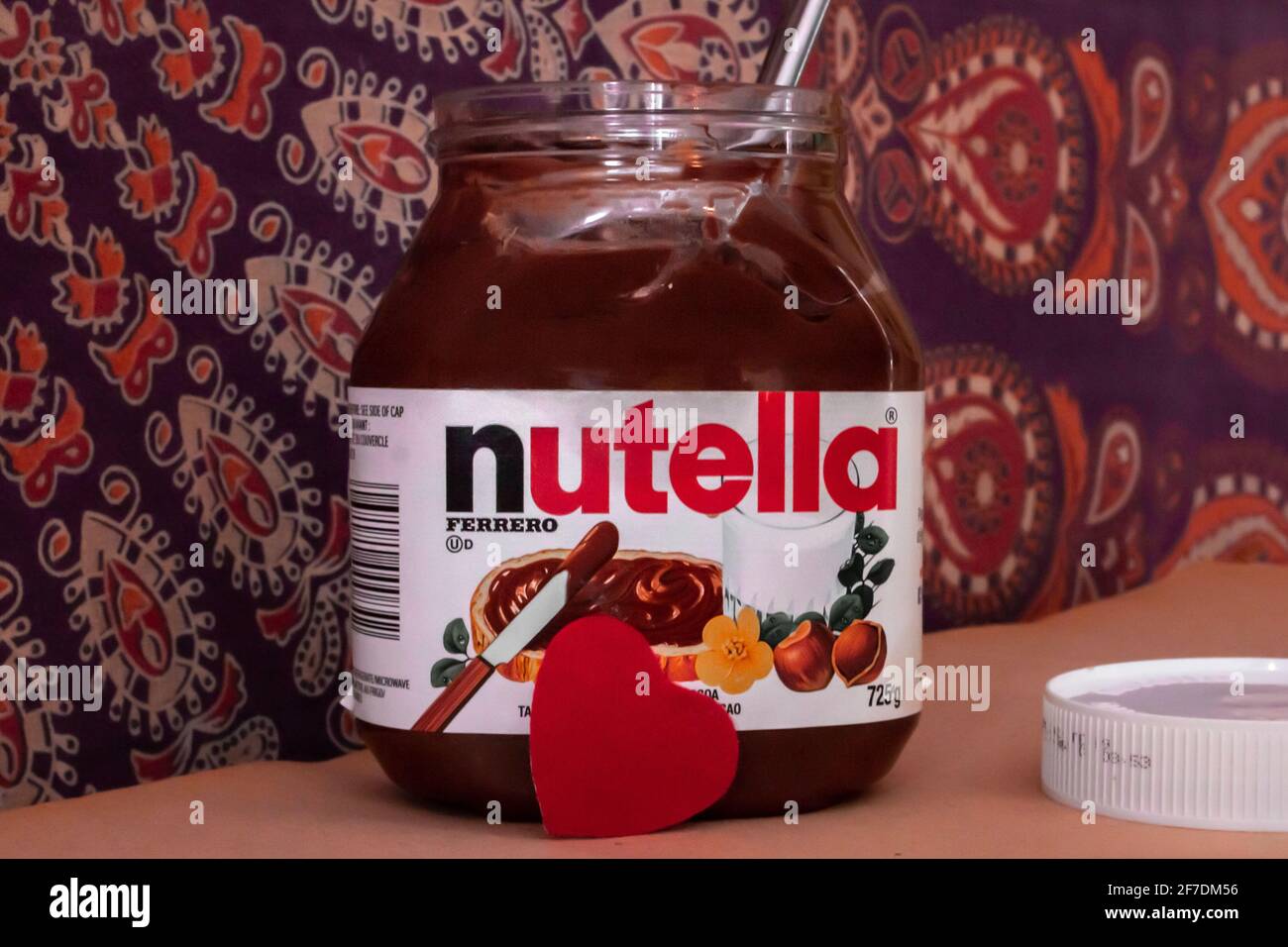 Toronto (Ontario), Canada - février 4 2021 : un pot de Nutella, un tartiner de noisettes, devant une tapisserie de mandala. Le 5 février est la Journée mondiale de Nutella. Banque D'Images
