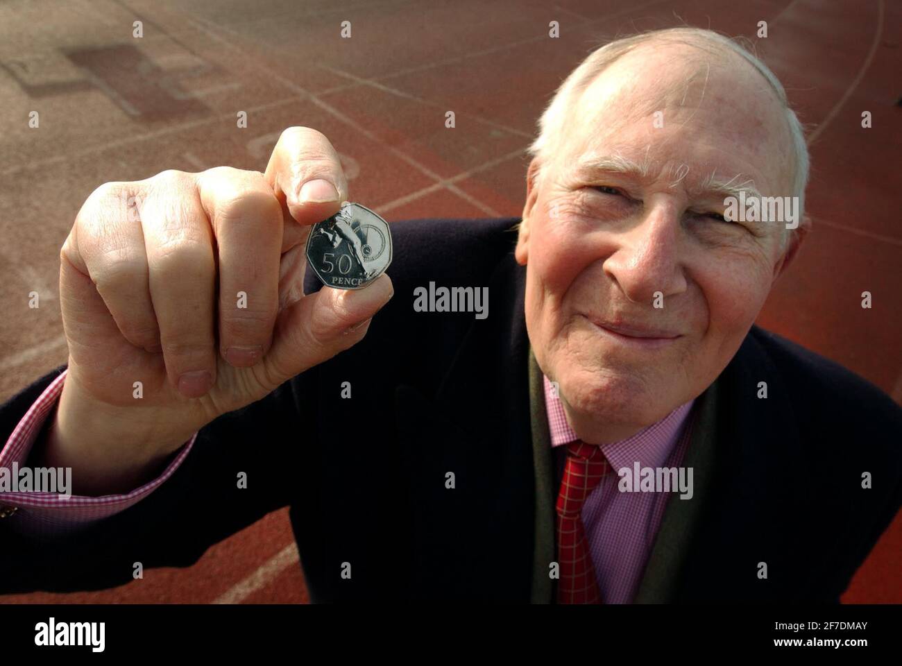 SIR ROGER BANISTER CBE AVEC LA NOUVELLE PIÈCE 50P SUR LA PISTE IFFLEY OÙ IL A COURU UN MILE EN 3MINS 59,4SECIN 1954.LA NOUVELLE MENTHE EST DE MARQUER LE 50E ANNIVERSAIRE DE SON MILE DE 4 MINUTES. 18/4/04 PILSTON Banque D'Images