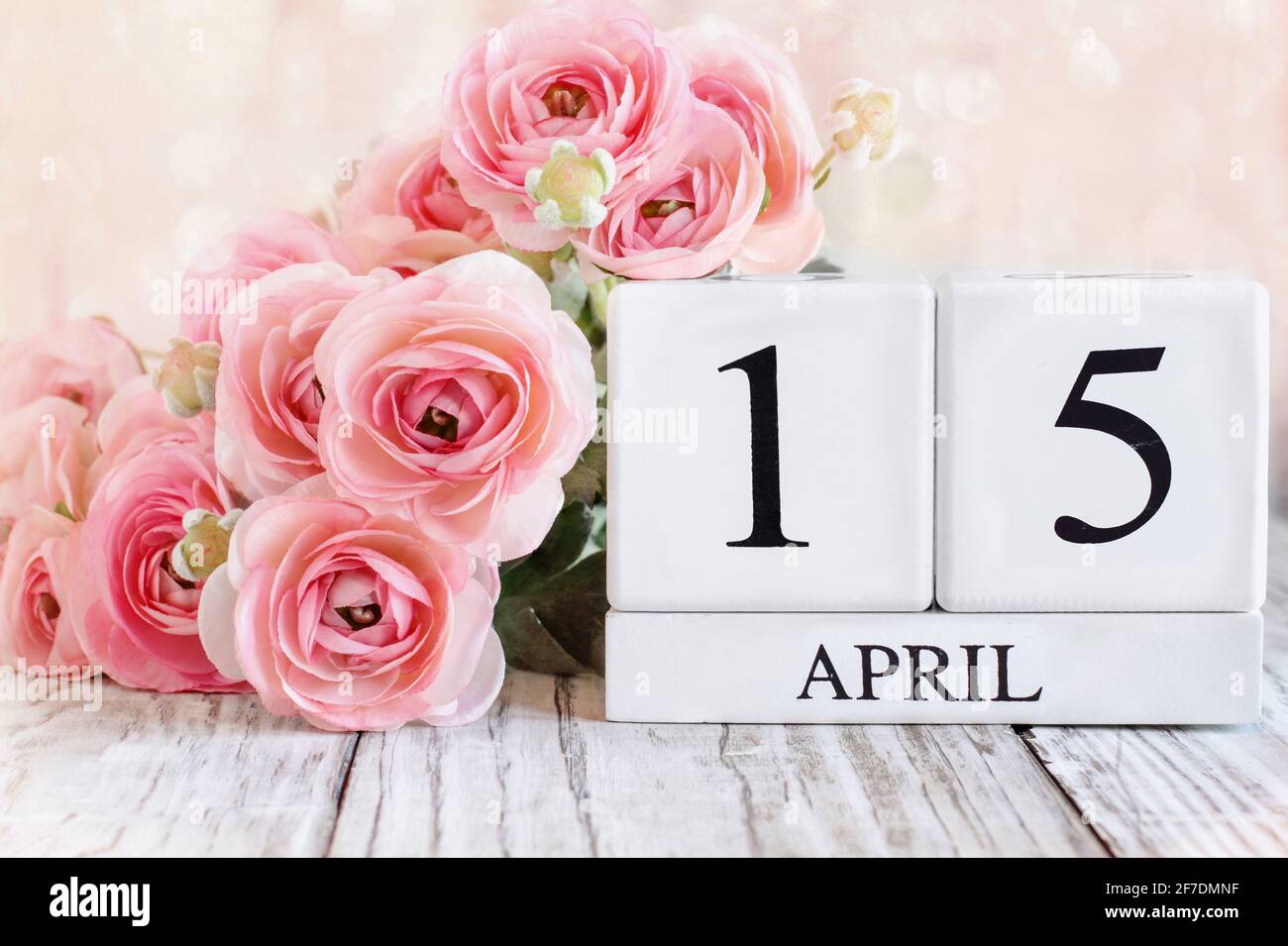 Blocs de calendrier en bois blanc avec la date du 15 avril. Mise au point sélective avec arrière-plan flou. Banque D'Images