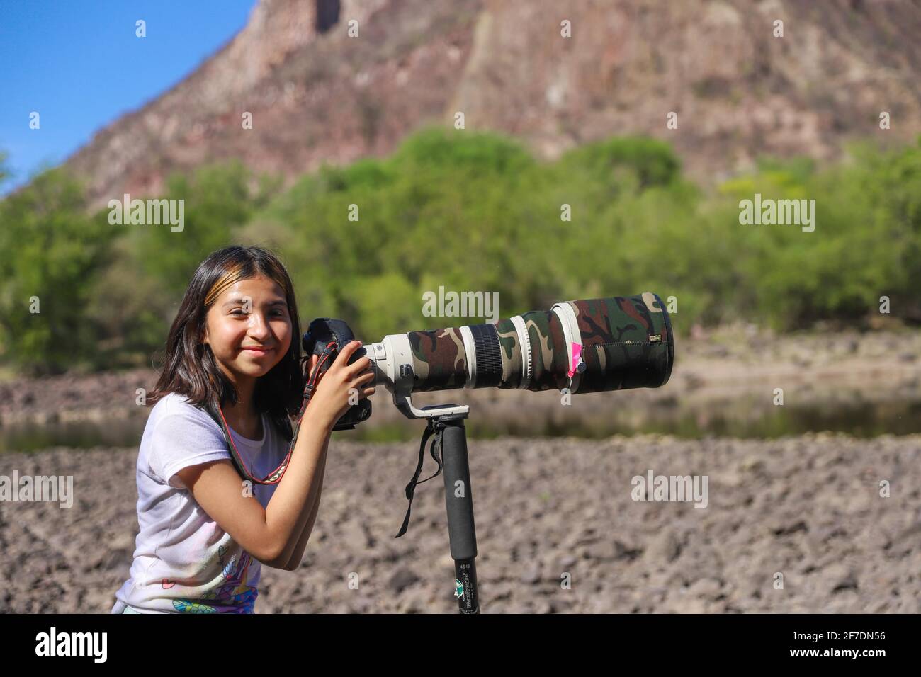 Une jeune fille nommée Camila Gutierrez Diaz, prend une photo du paysage,  de la nature et de la faune avec un appareil photo Canon 1DX Mark II et un  objectif Canon f4