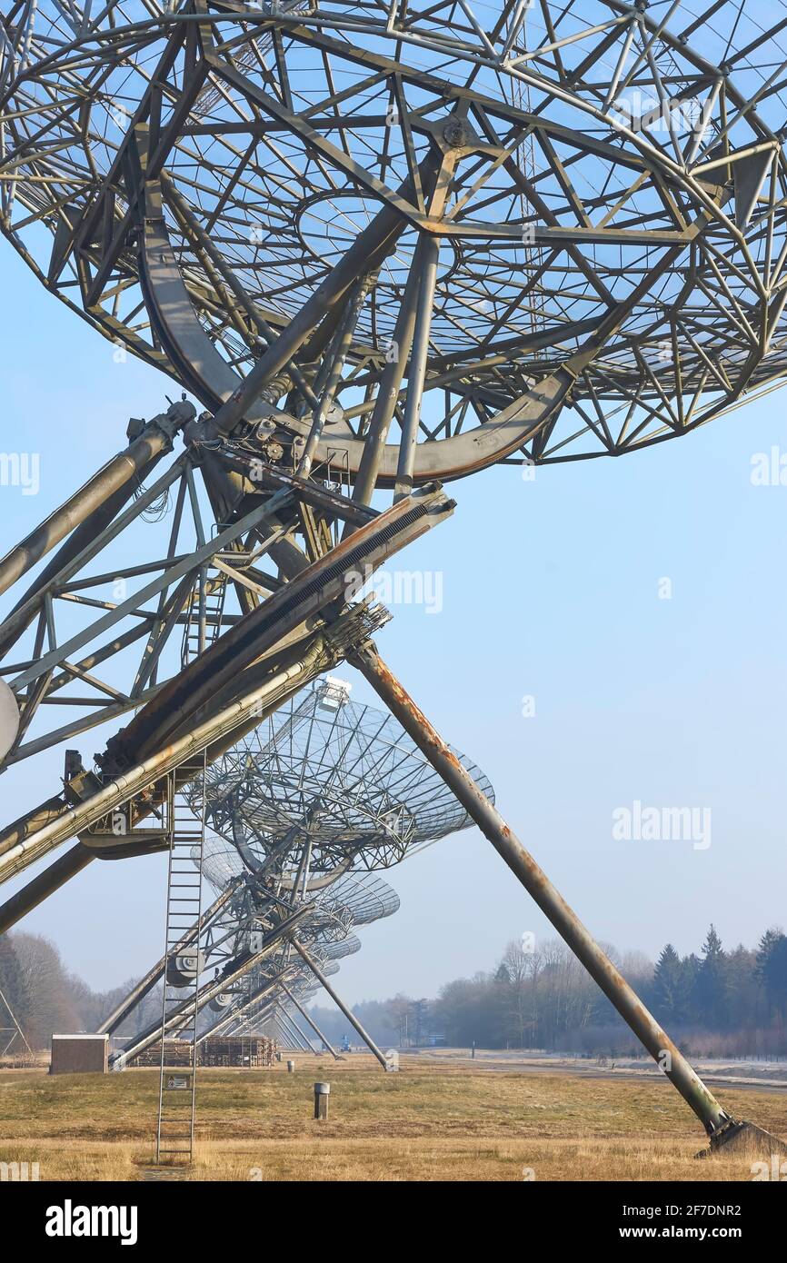 Télescopes radio de synthèse Westerbork construits sur le site du camp de détention et de transit nazi de l'ancienne Seconde Guerre mondiale Westerbork. Banque D'Images