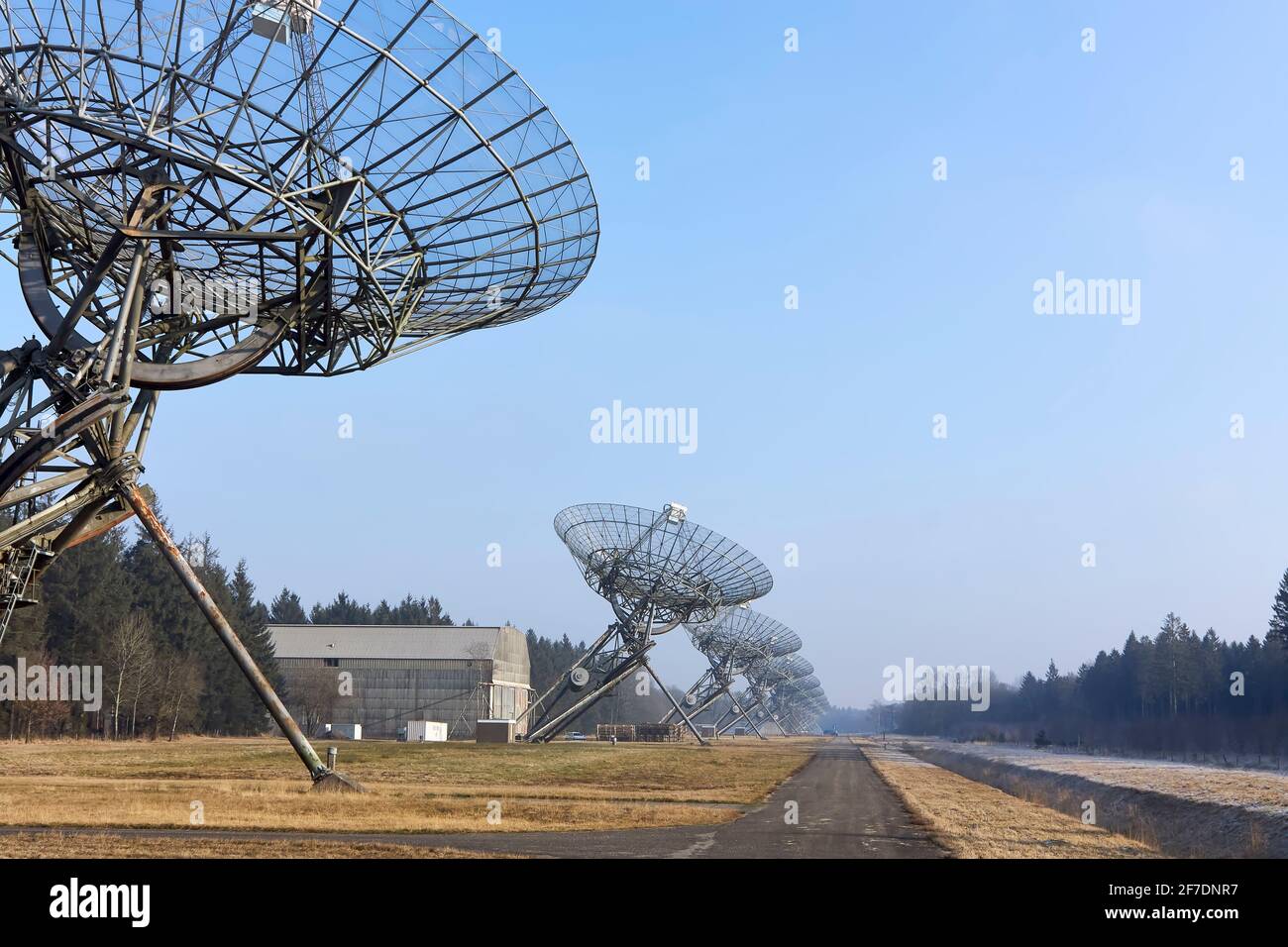Télescopes radio de synthèse Westerbork construits sur le site du camp de détention et de transit nazi de l'ancienne Seconde Guerre mondiale Westerbork. Banque D'Images