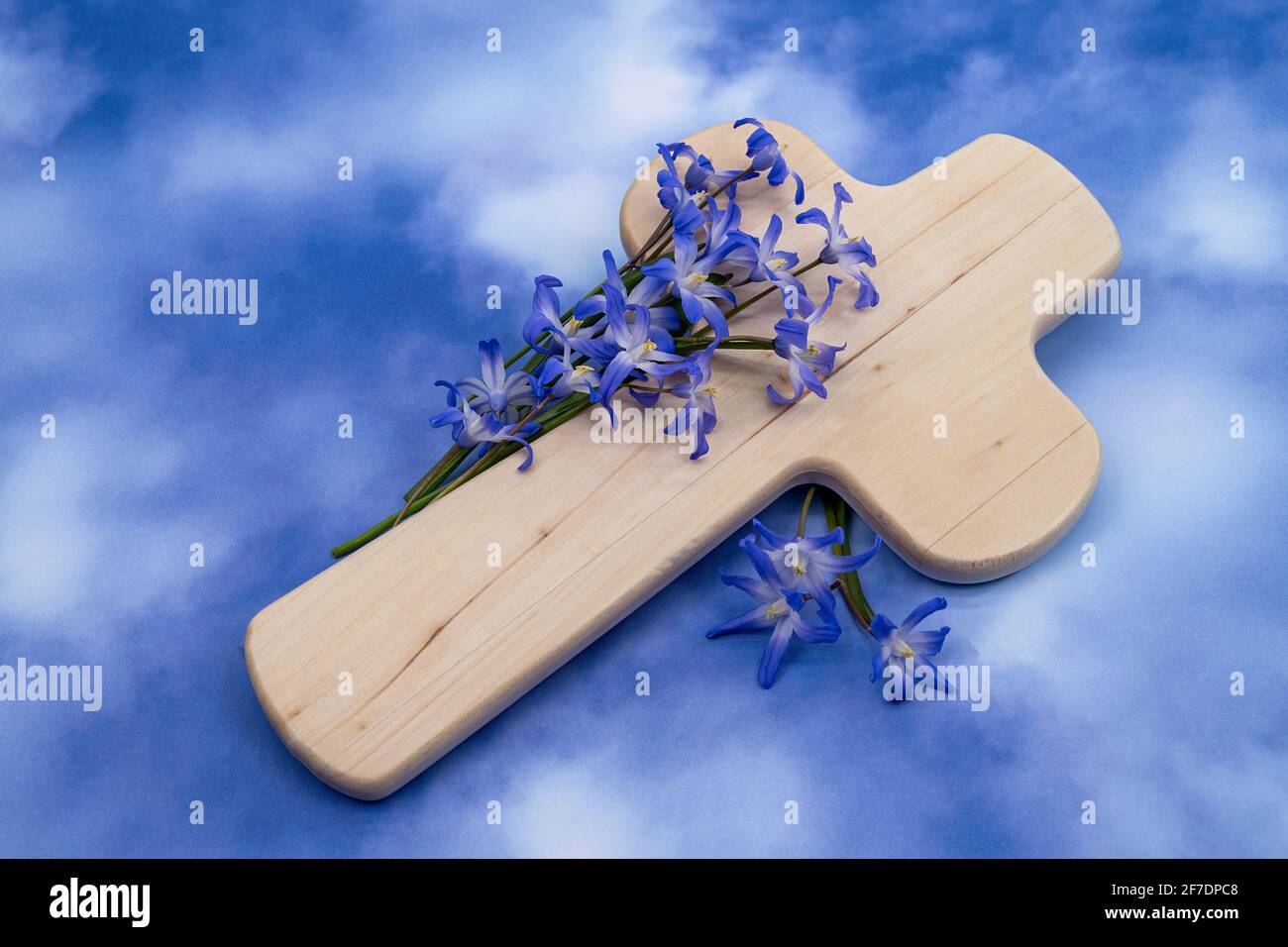 Décoration avec la croix de Jésus, avec des fleurs bleues sur le fond avec des nuages de ciel. Modèle pour carte de vœux, carte postale et affiche de l'est. Banque D'Images