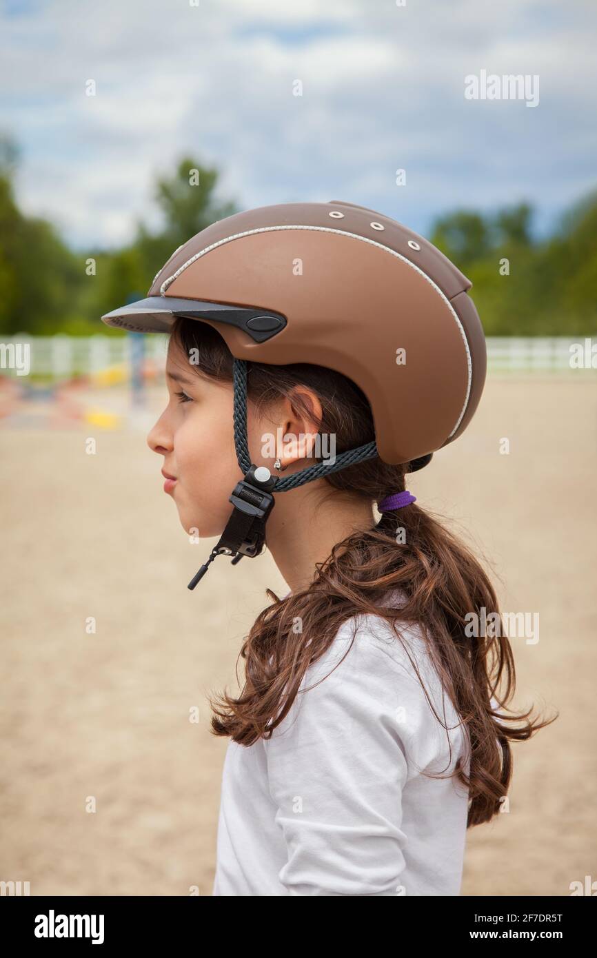 Jeune fille portant un casque équestre Banque D'Images