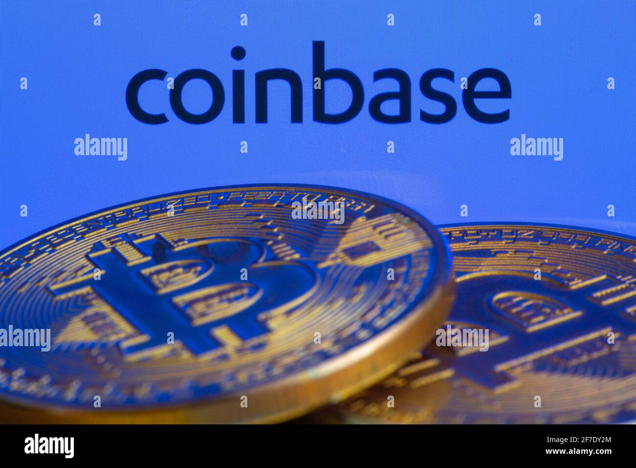 Logo Coinbase à l'écran avec pièces de monnaie en Bitcoin. Ljubljana, Slovénie - avril 06 2021 Banque D'Images