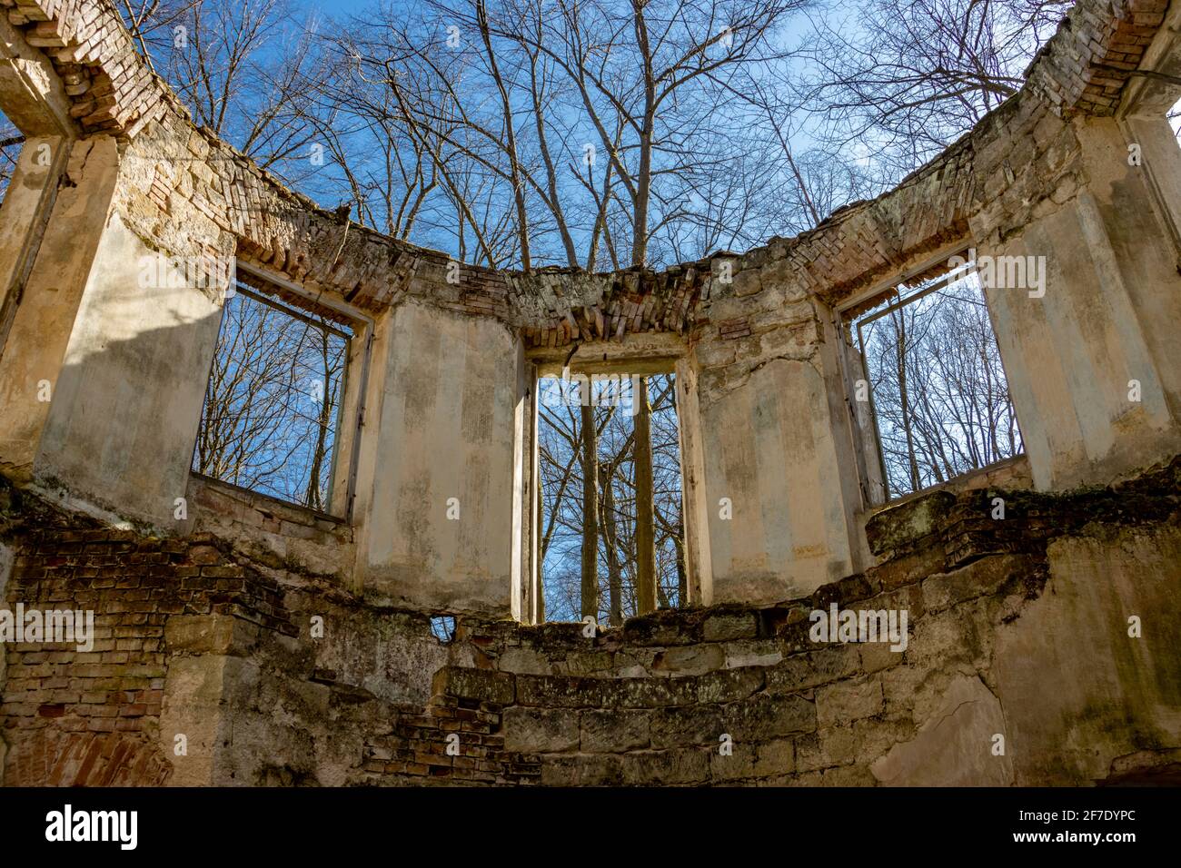 Vue à travers un trou pour les portes et les fenêtres dans un ruine abandonnée dans les bois Banque D'Images