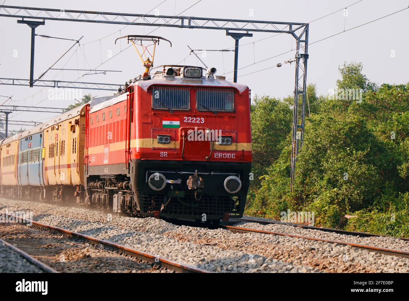 Kochi, Kerala, Inde -2 mars 2021 un train se déplaçant avec un support électrique à travers la voie ferrée indienne Banque D'Images