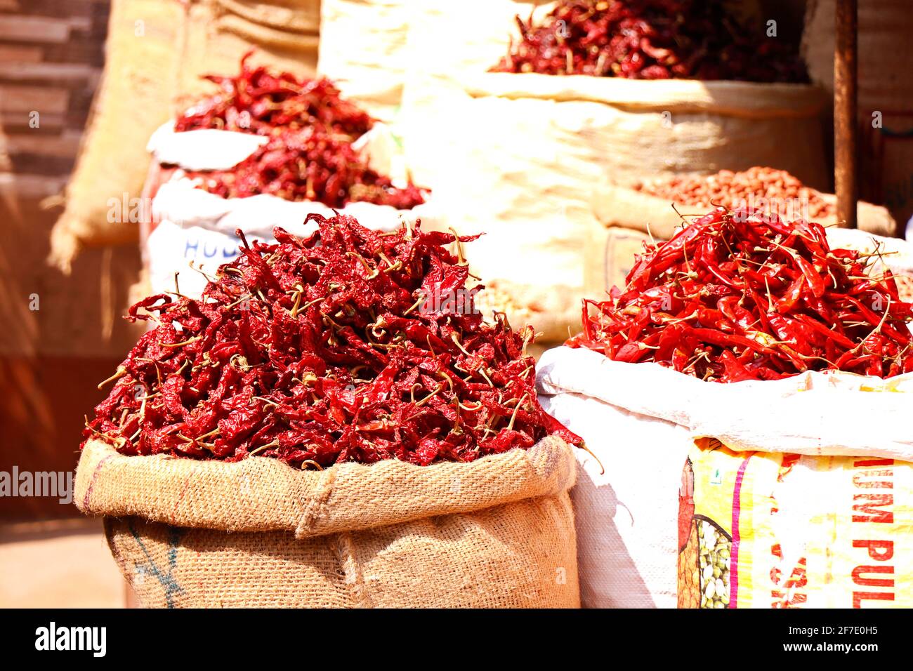 piments rouges frais, secs et entiers, conservés dans un sac pour la vente dans un marché au point mort Banque D'Images