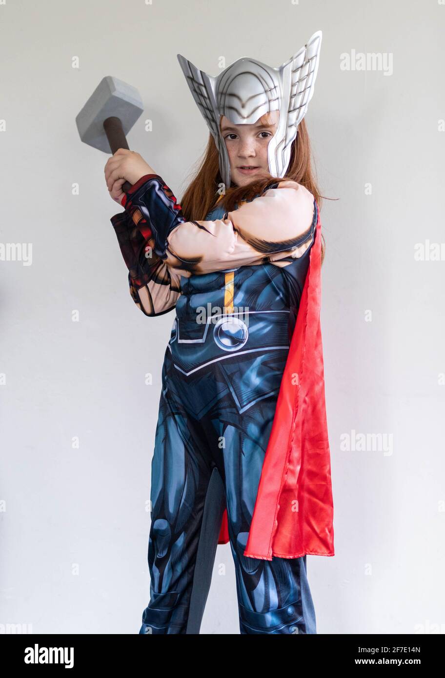 Jeune fille cheveux rouges vêtus comme super héros Thor de Marvel et Avengers Banque D'Images