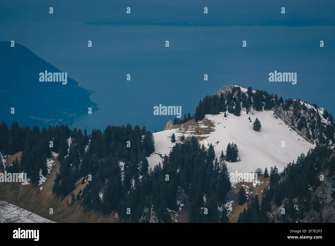 Magnifique panorama de montagne depuis le massif de Leysin par une journée d'hiver nuageux. En direction du lac Leman et de Lausanne. Banque D'Images