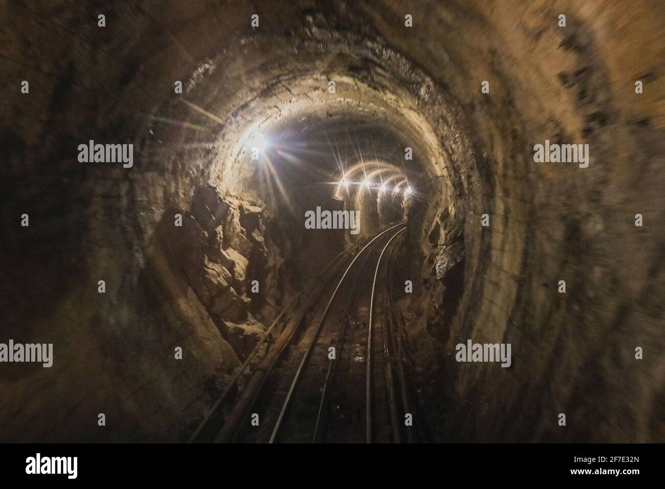 Vue dans un tunnel au funiculaire de Bogota vers la cathédrale de Montserrat dans la capitale colombienne, par une journée de brume. Banque D'Images