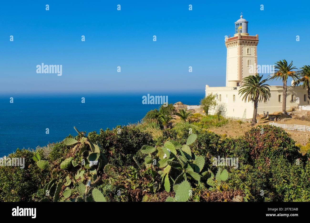 Phare de Cape Spartel, près de Tanger, au Maroc, surplombant l'océan Atlantique Banque D'Images