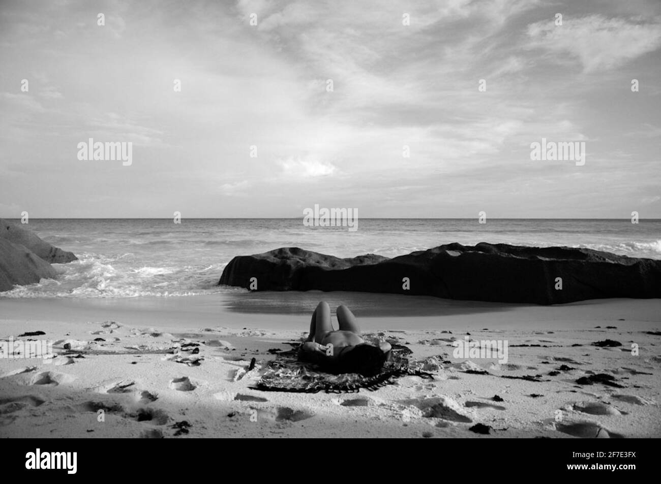 nude femme couché sur une plage Banque D'Images