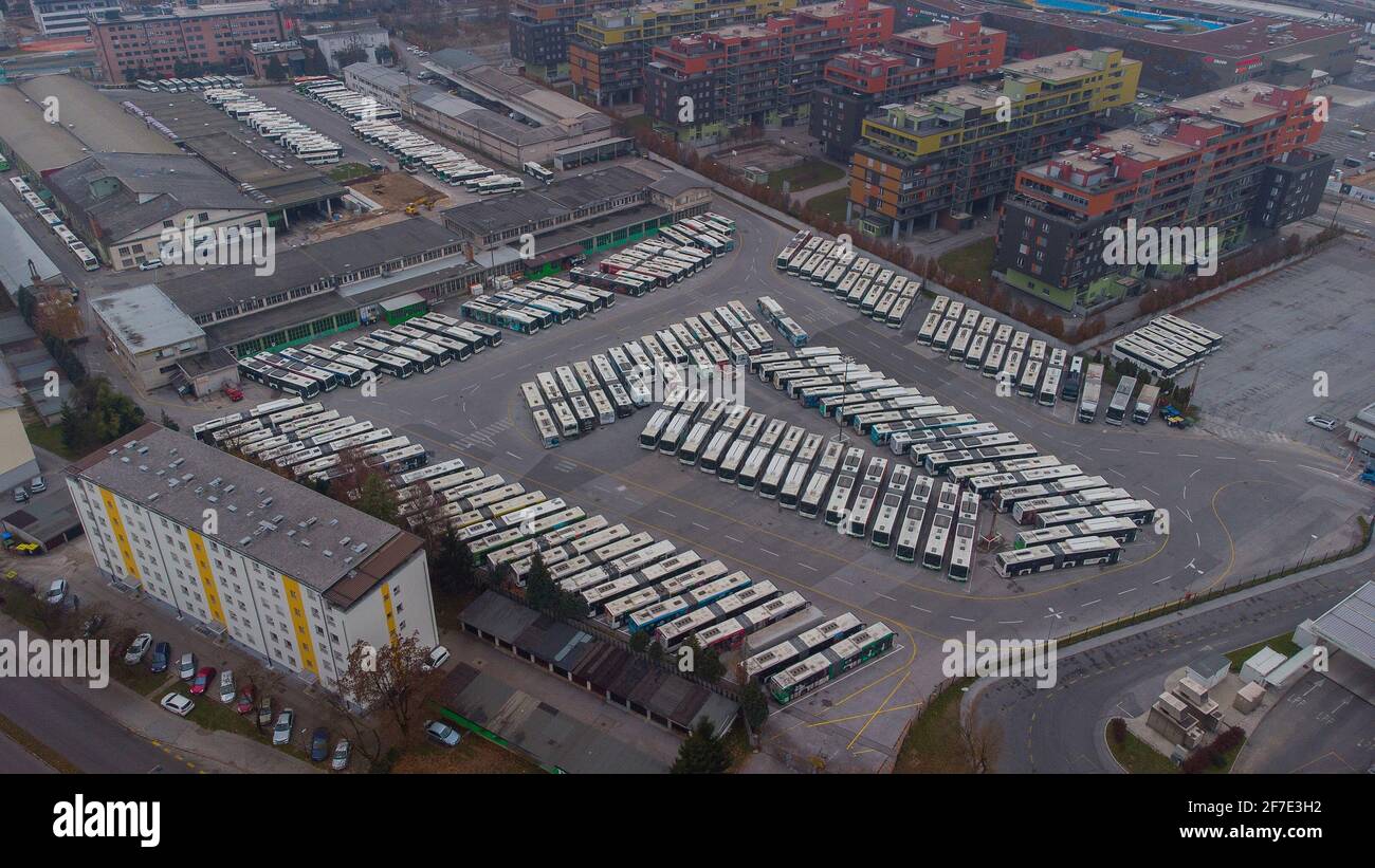 Verrouillage dû au virus corona résultats également dans les transports publics arrêtés - montrant le garage de bus complet rempli de bus de transport public. Banque D'Images