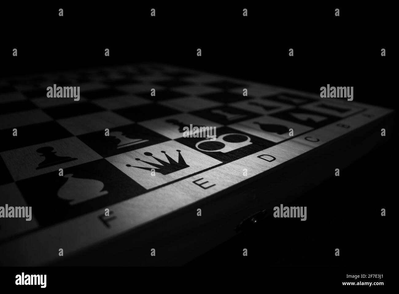 échiquier représentant des pièces d'échecs sur fond noir Banque D'Images