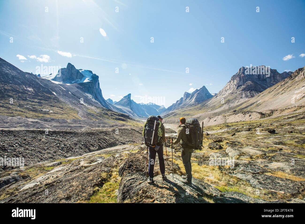 Deux routards regardent la route qui s'en avance, le col Akshayak, dans l'île de Baffin. Banque D'Images