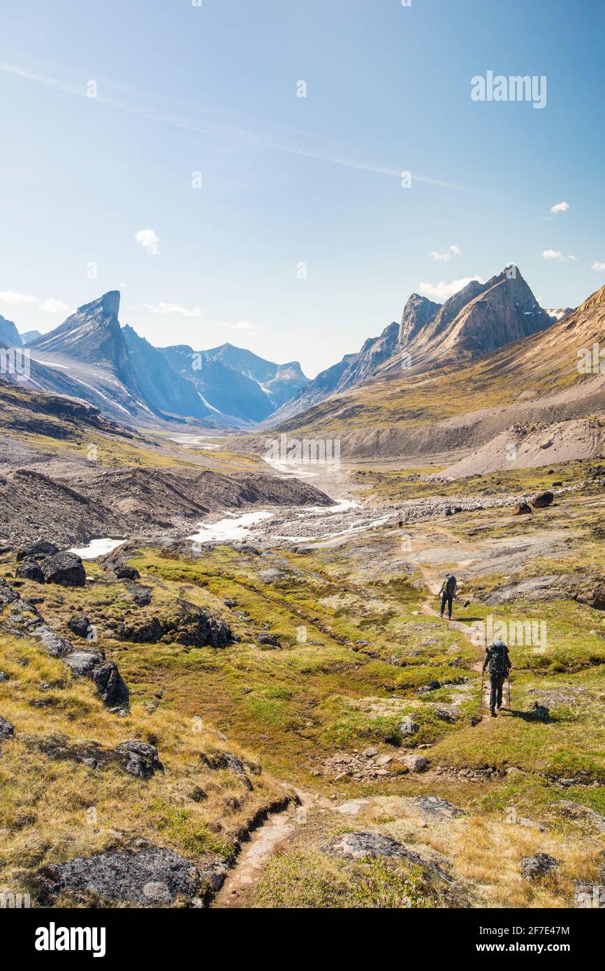 Deux routards font une randonnée dans le pittoresque col d'Akshayak, sur l'île de Baffin. Banque D'Images