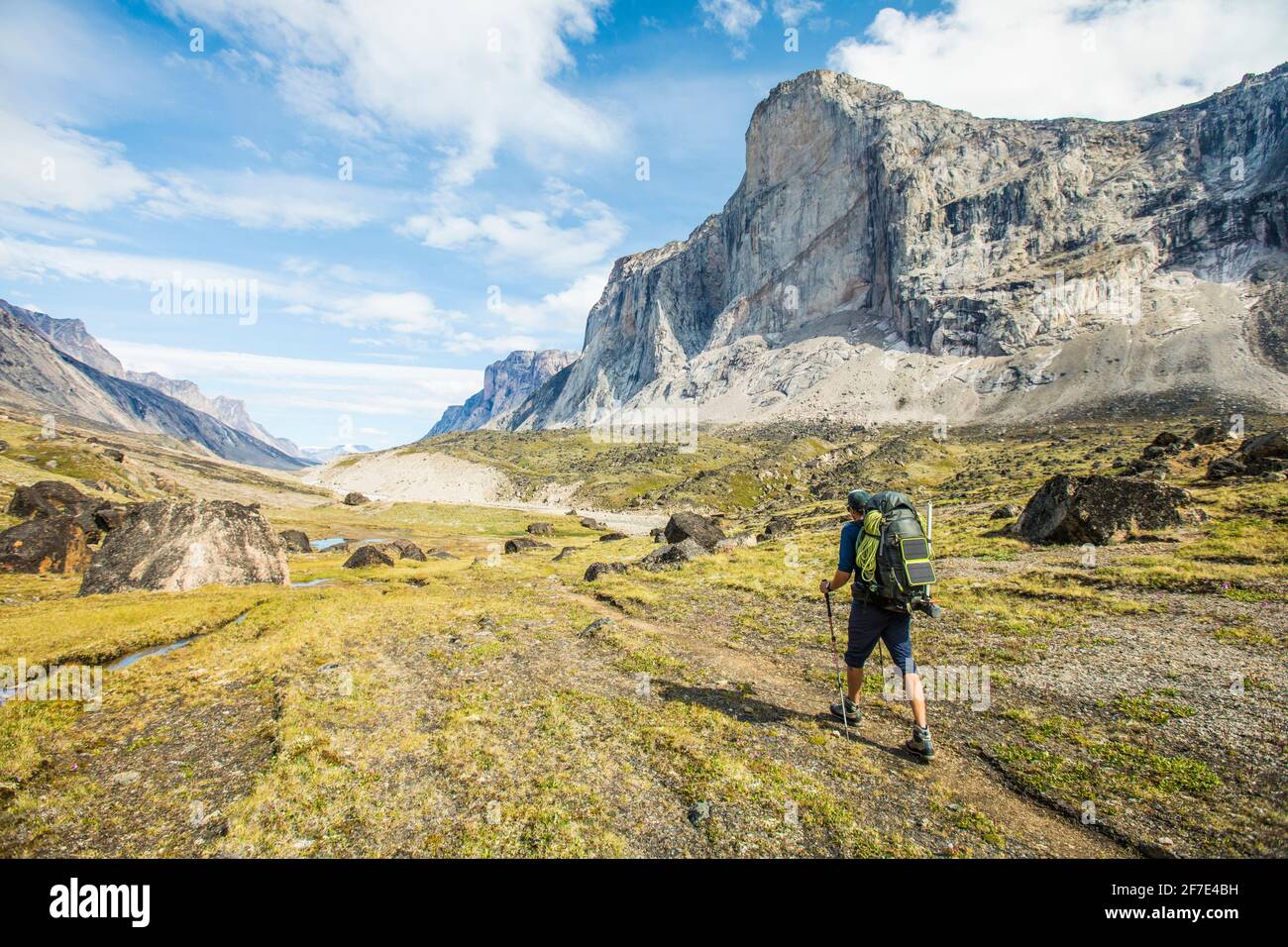 Remballage dans les montagnes, en utilisant le panneau solaire pour charger les appareils. Banque D'Images