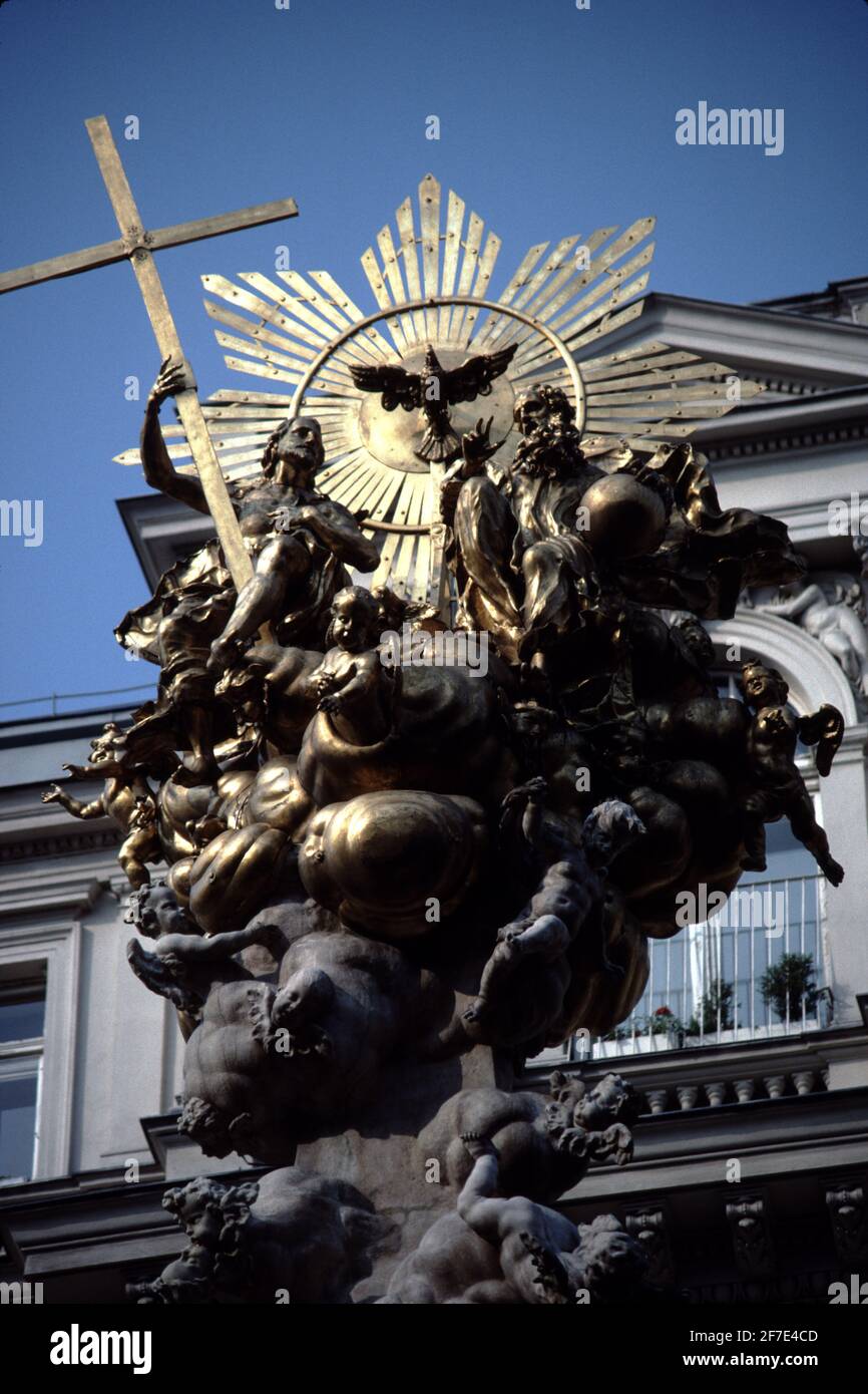 Vienne Autriche. 6/14-16/1990. Graben Strasse piétonnier uniquement avec les pensions, les magasins, les boutiques, les restaurants et le Pestsäule construit par l'empereur Léopold I après la Grande peste de Vienne en 1679. Voitures anciennes dessinées par des chevaux pour les visiteurs. Banque D'Images