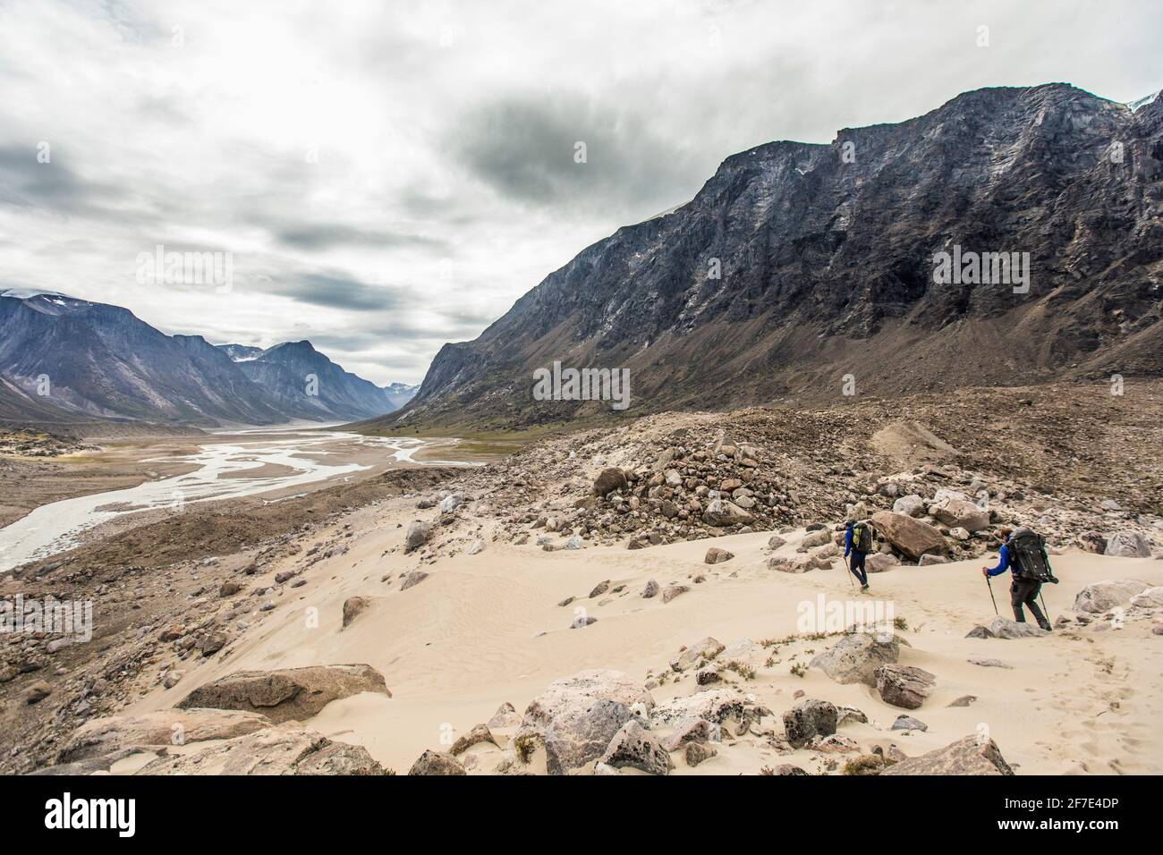 Vue arrière des routards qui font de la randonnée dans le col Akshayuk, île de Baffin. Banque D'Images