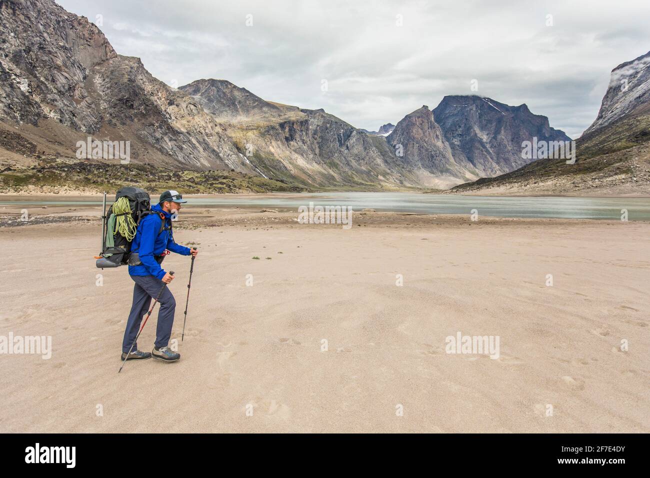 Backpacker traverse un paysage sablonneux sur l'île de Baffin. Banque D'Images