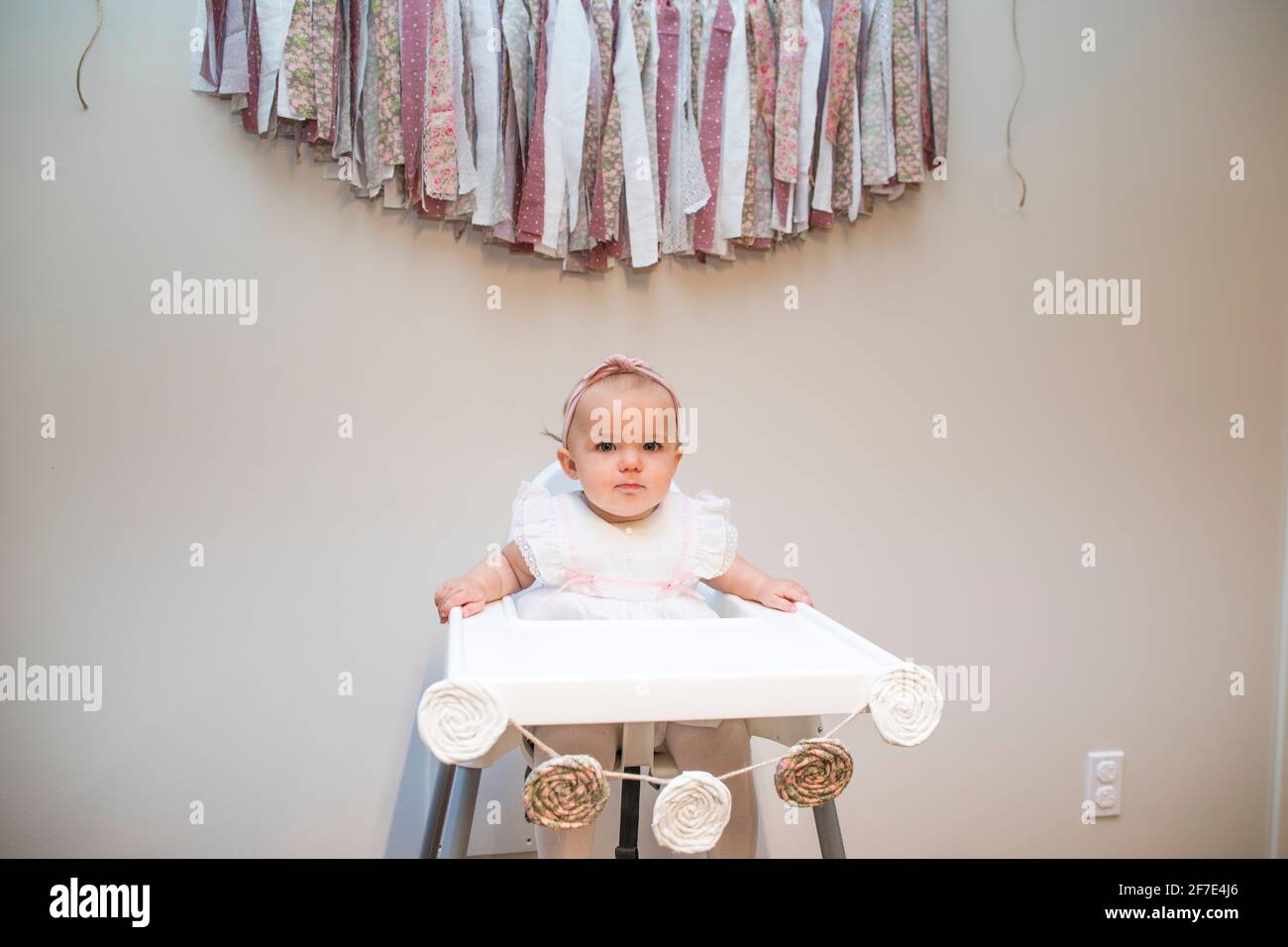Premier Anniversaire Bebe Fille Assis Sous La Banniere D Anniversaire Photo Stock Alamy