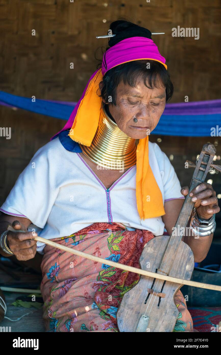 Kayan femme jouant un instrument de musique à cordes, Loikaw, Myanmar Banque D'Images