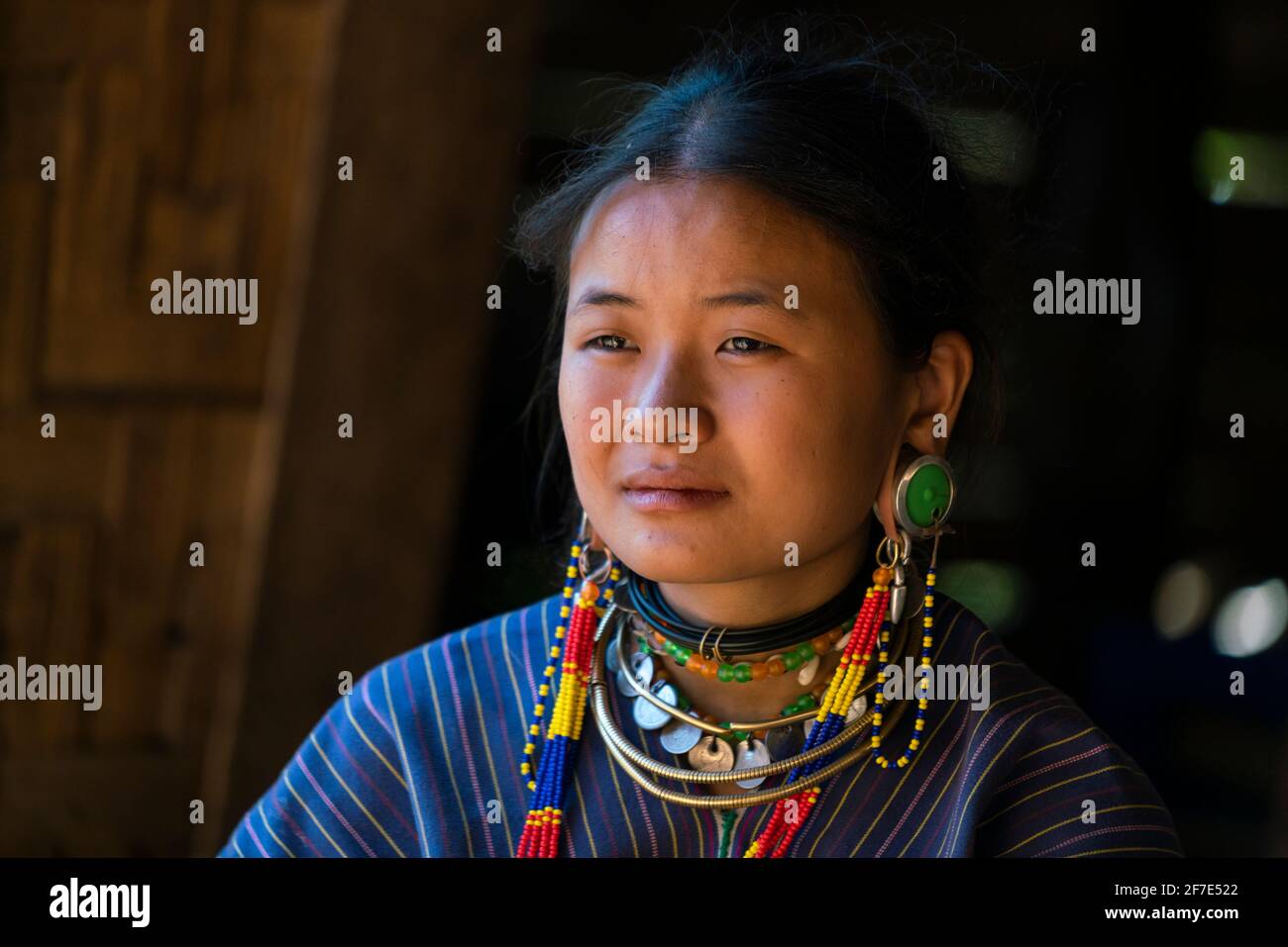 Portrait d'une jeune femme de la tribu Kayaw, près de Loikaw, au Myanmar Banque D'Images