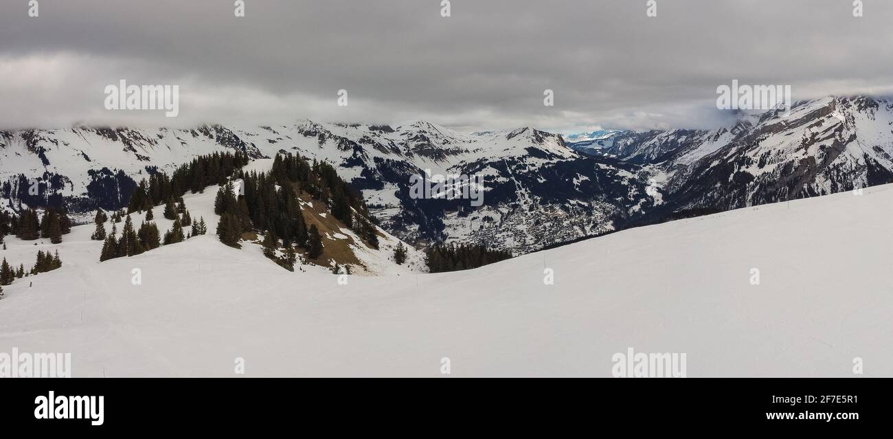 Drone panorama aérien du domaine skiable des Diablerets avec visible la station de télécabine supérieure et la vue magnifique très nuageux montagnes dedans la zone Banque D'Images