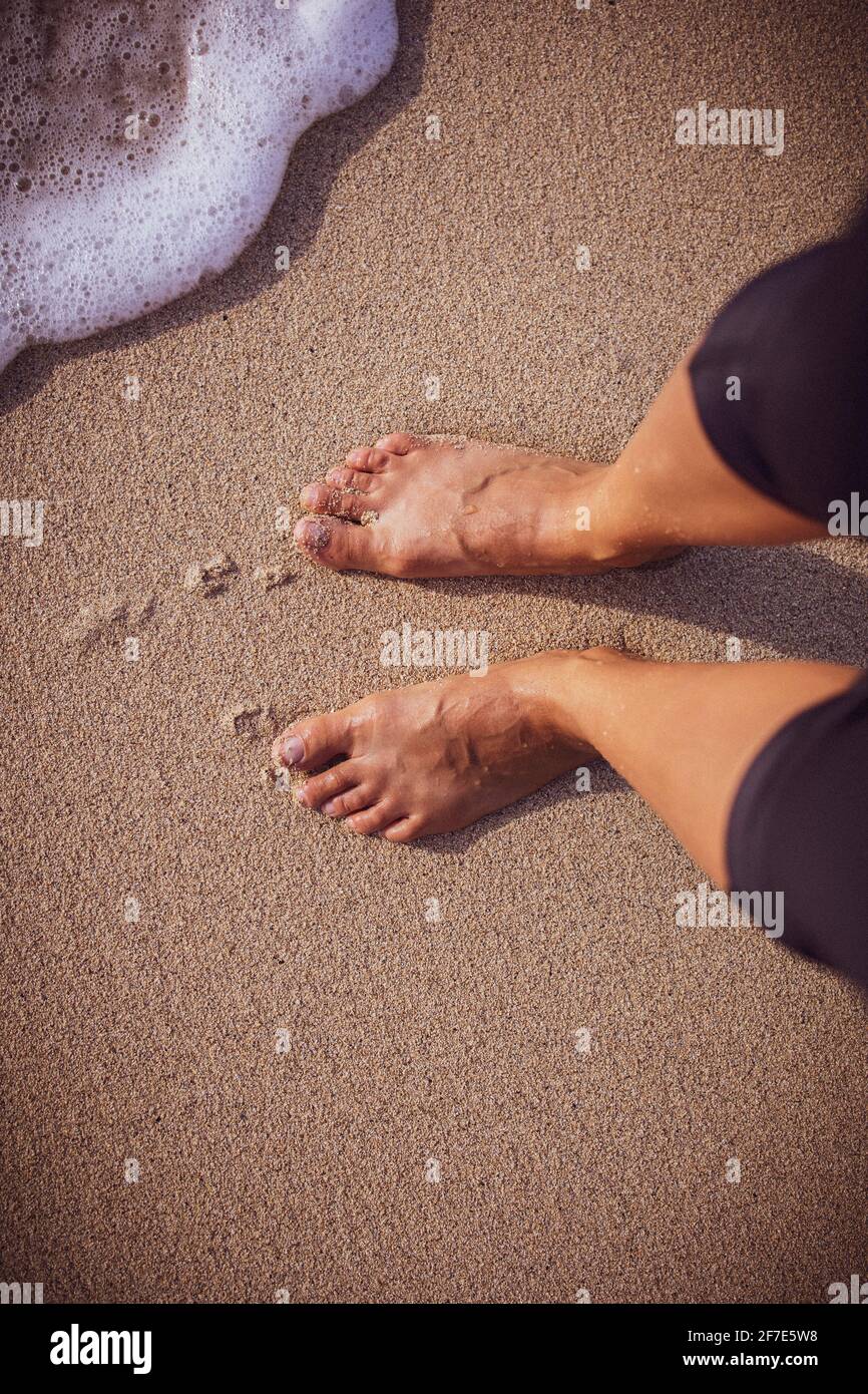 femme paisiblement debout. la mer attendant les vagues Banque D'Images